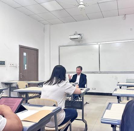 图片包含 室内, 人, 天花板, 桌子

描述已自动生成