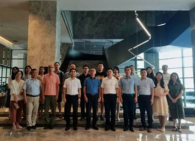 一群人站在一起
描述已自动生成