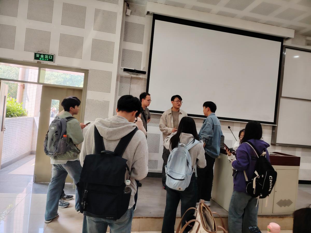 李梓硕分享会后与同学们交流.jpg