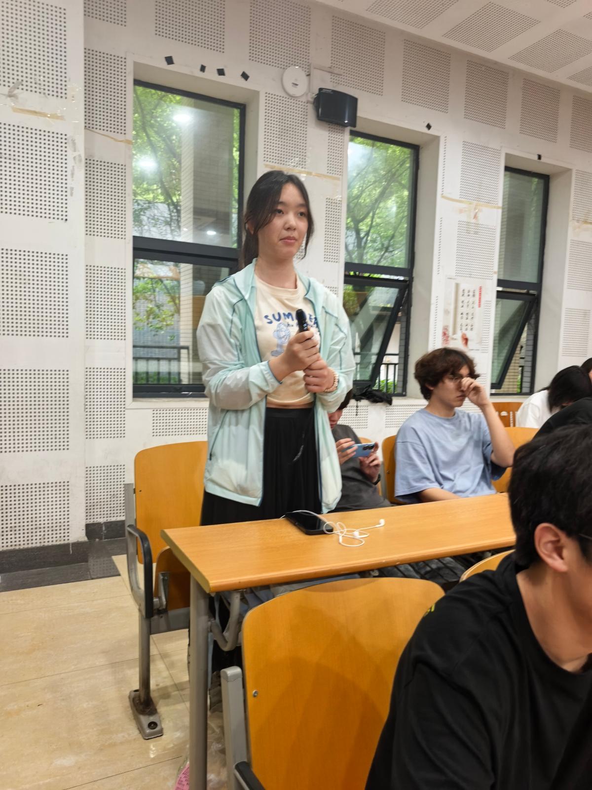 现场互动交流的同学1.jpg